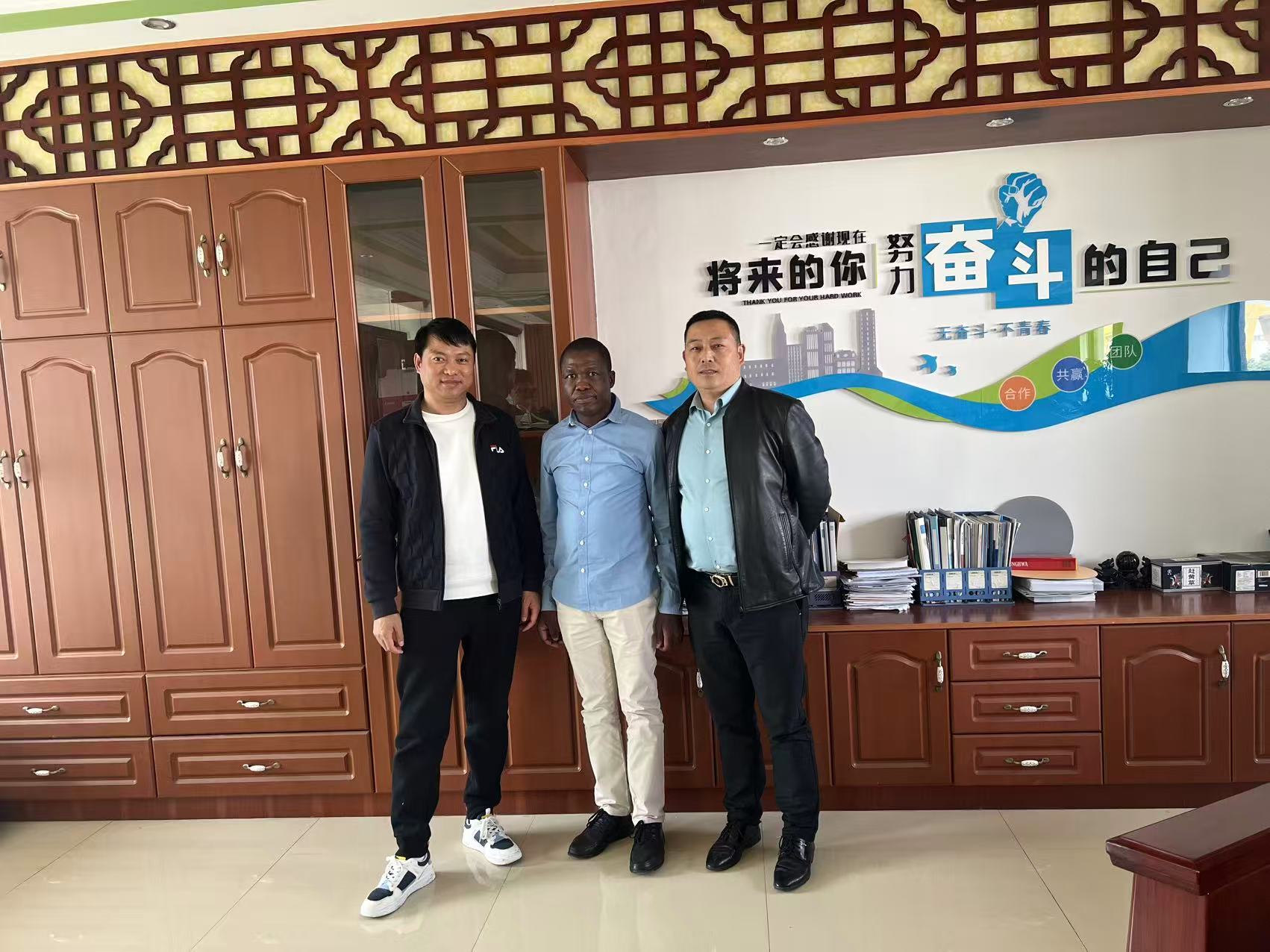 Overseas partners visit Jiangsu Kaichen Power factory, Director Zhang meets overseas clients for 800kW Cummins generator cooperation